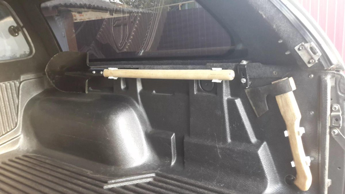 Крепление лопаты в кузове пикапа