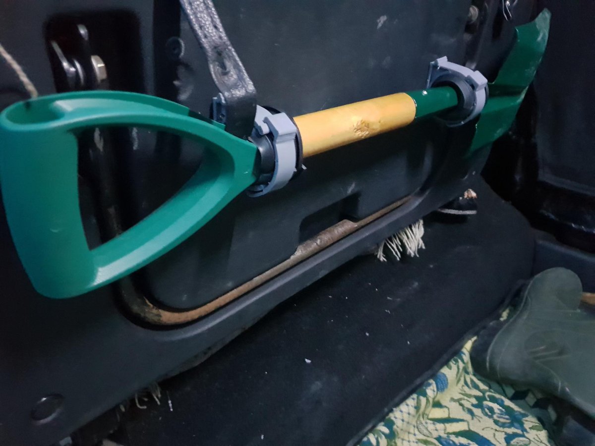 Крепеж для лопаты в УАЗ Патриот