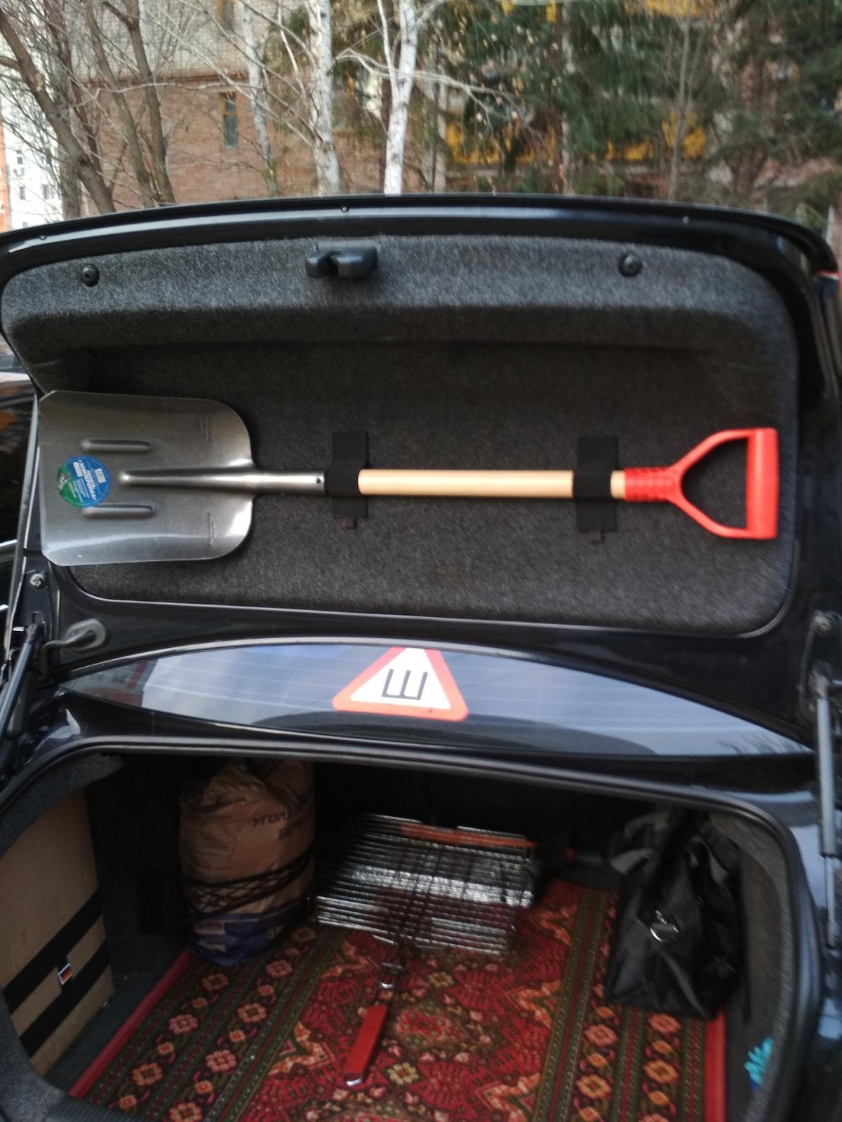 Лопата в багажник автомобиля