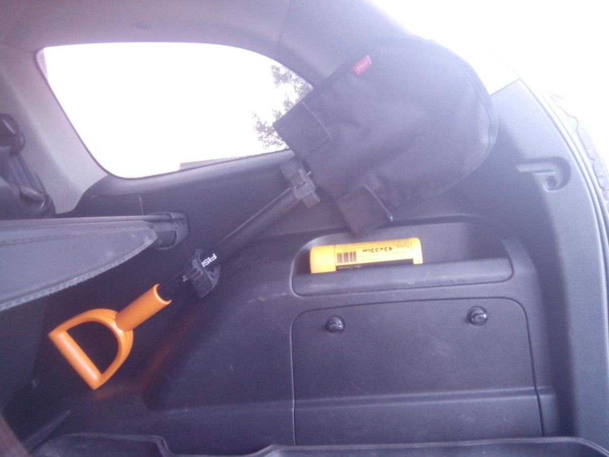 Крепления для лопаты в багажник ВАЗ 2110