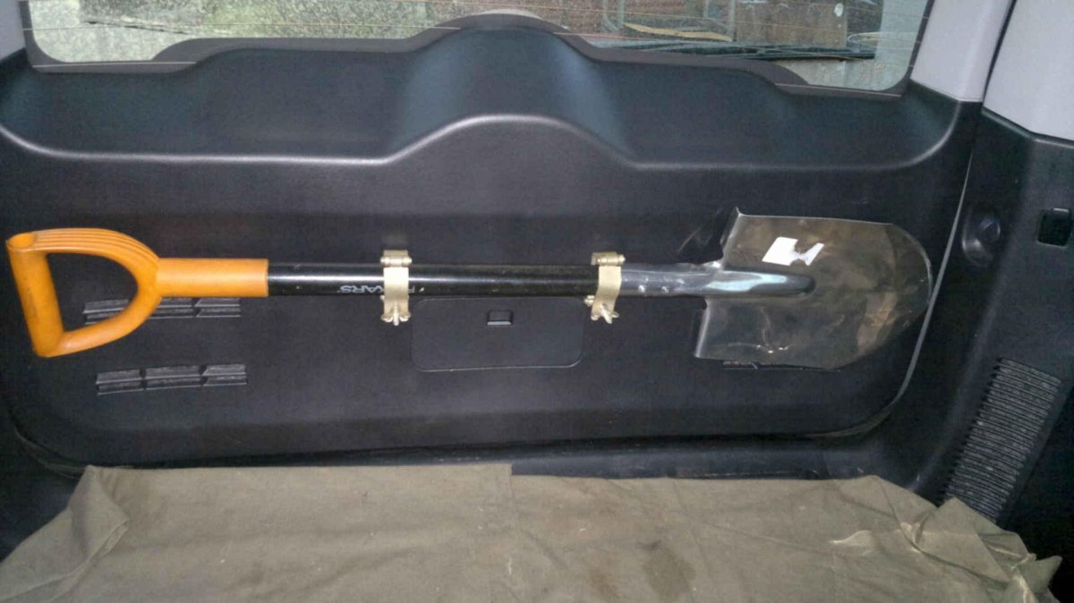 Лопата Фискарс в багажник машины