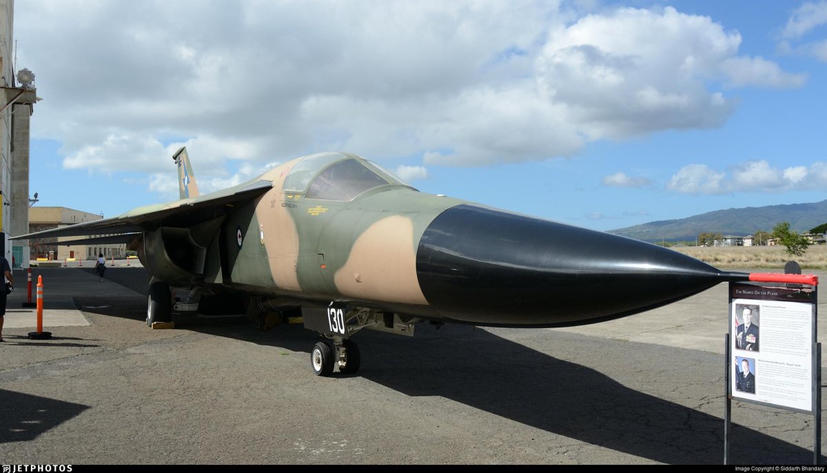 RAAF F-111c Aardvark с флагом Австралии