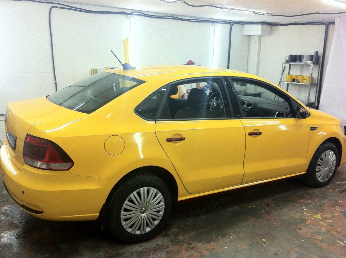 Volkswagen Polo желтый