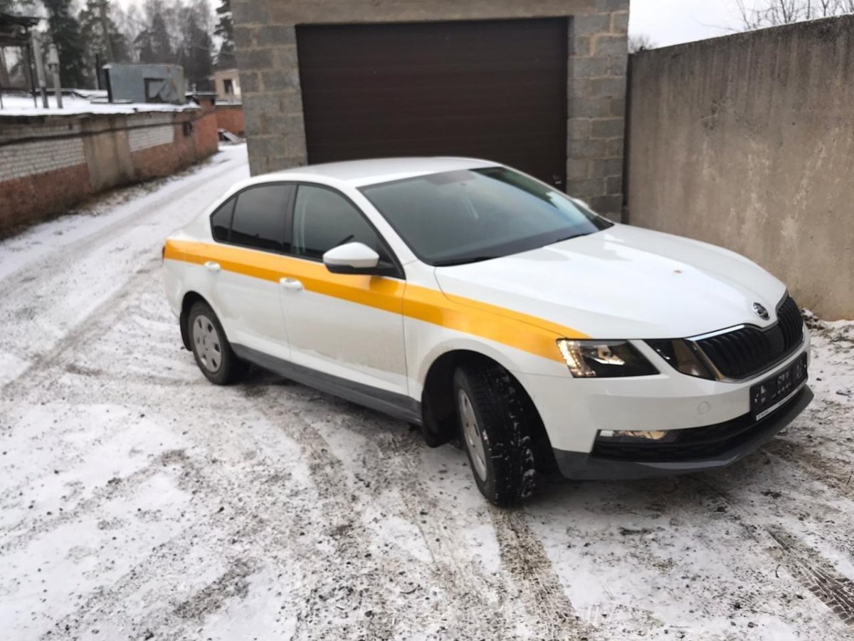 Оклейка Шкода Рапид под такси