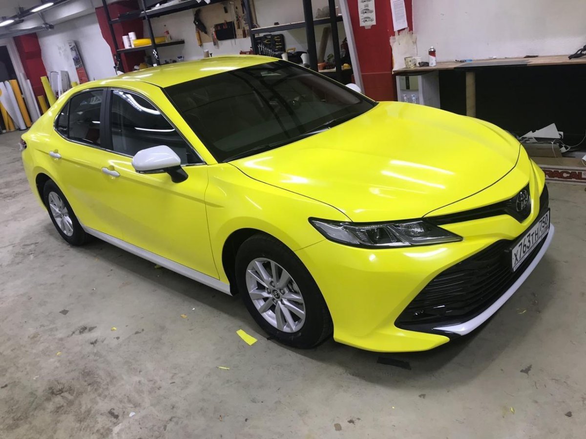 Тойота Камри v70 желтая пленка