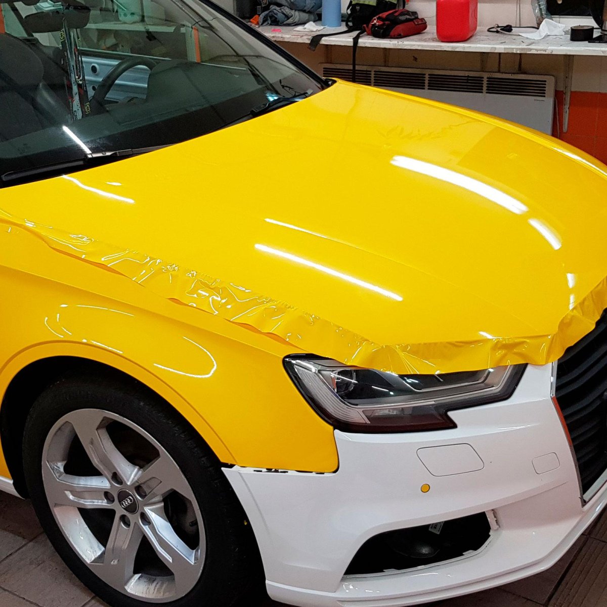 Оклейка авто желтой пленкой