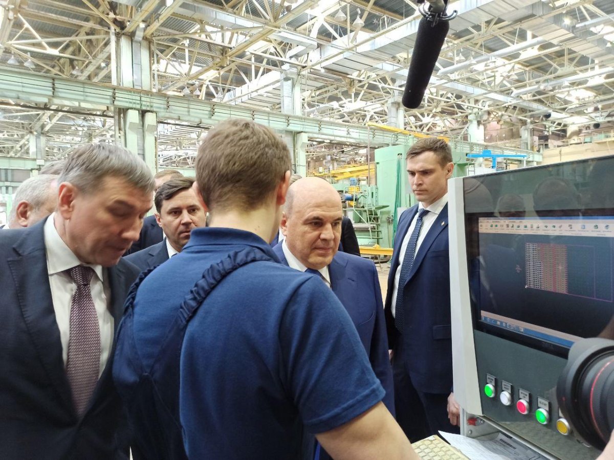 Рабочий на заводе