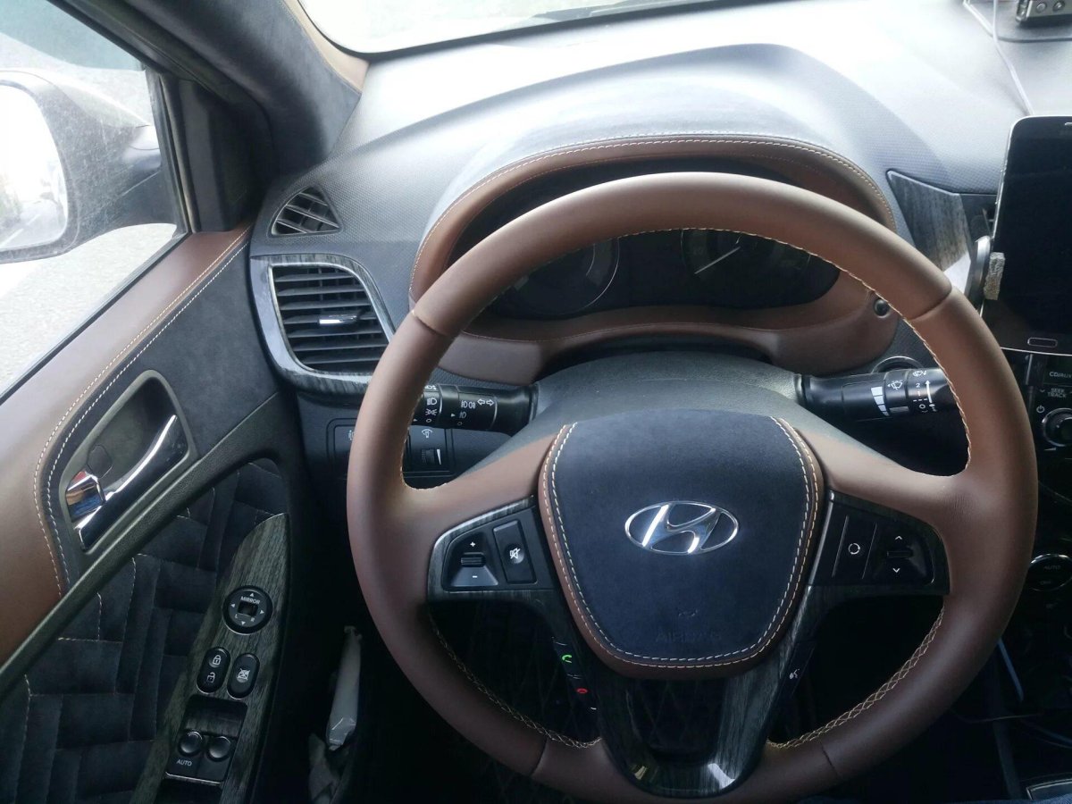 Hyundai Solaris 1 руль перетянутый