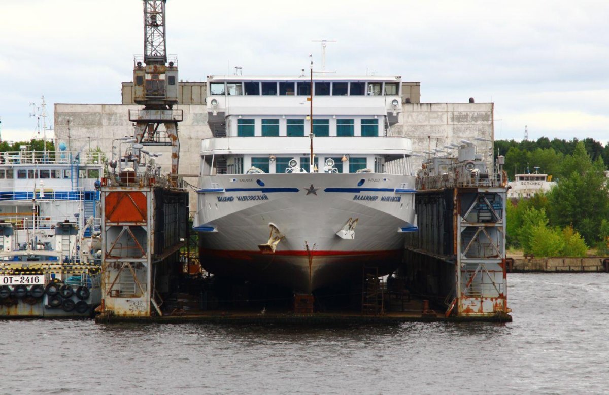 Теплоход Владимир Маяковский