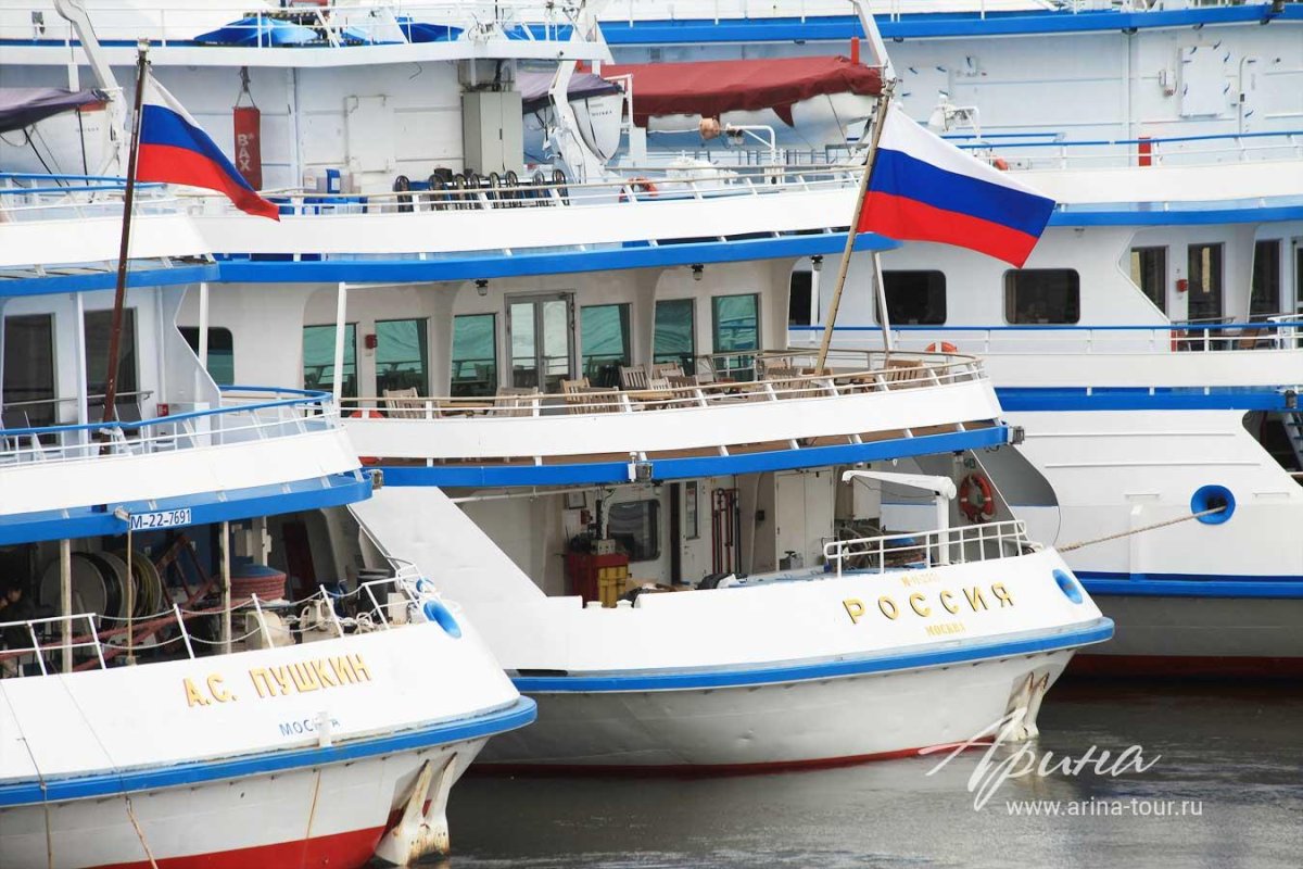 Четырехпалубный теплоход Россия