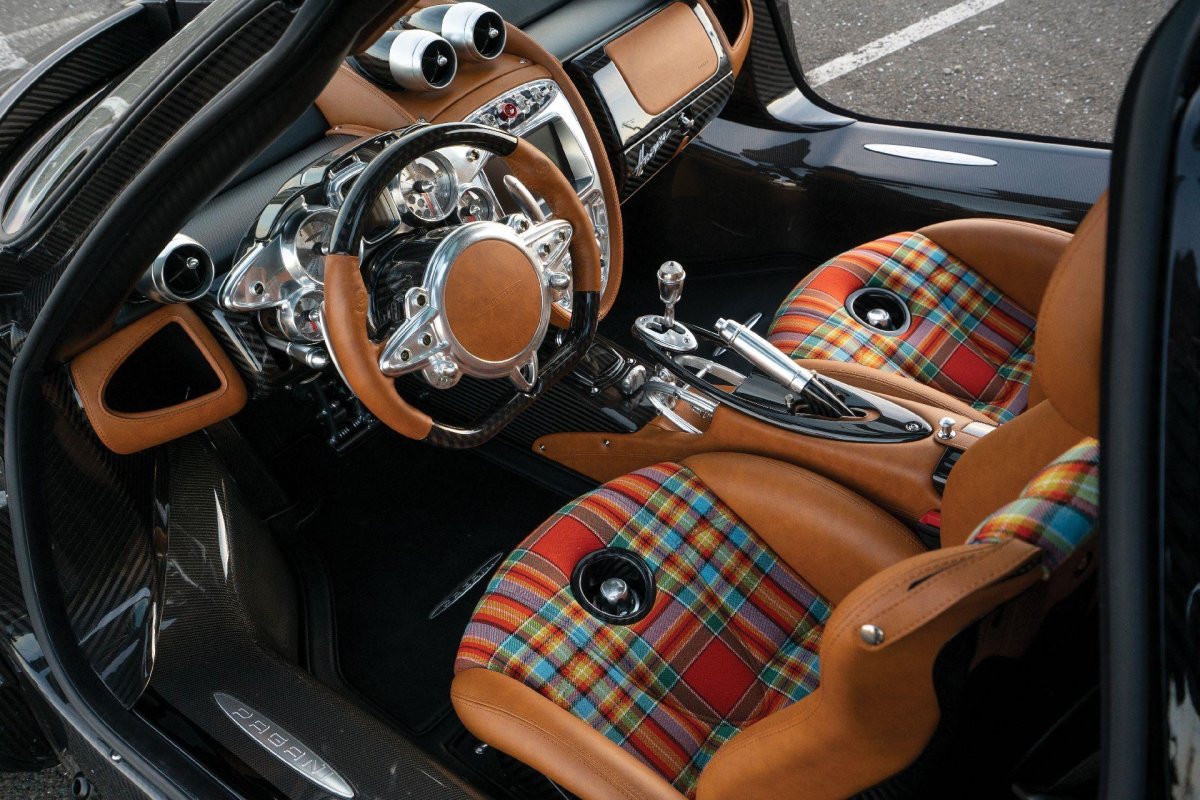 Машина Pagani Huayra салон