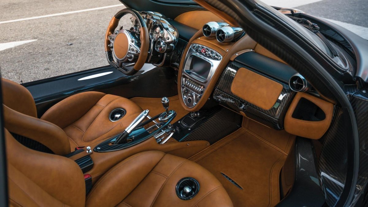 Машина Pagani Huayra салон
