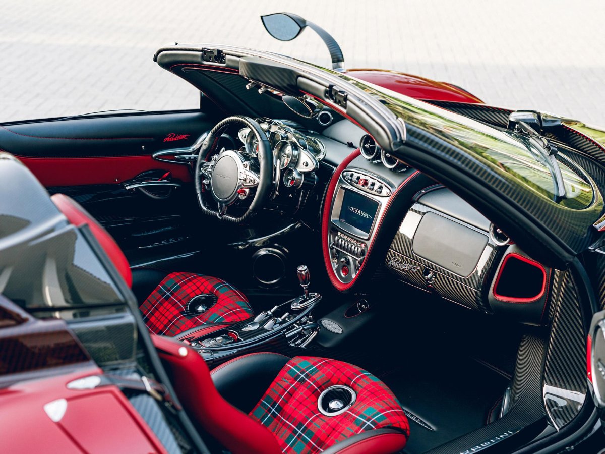 Pagani Huayra приборная панель