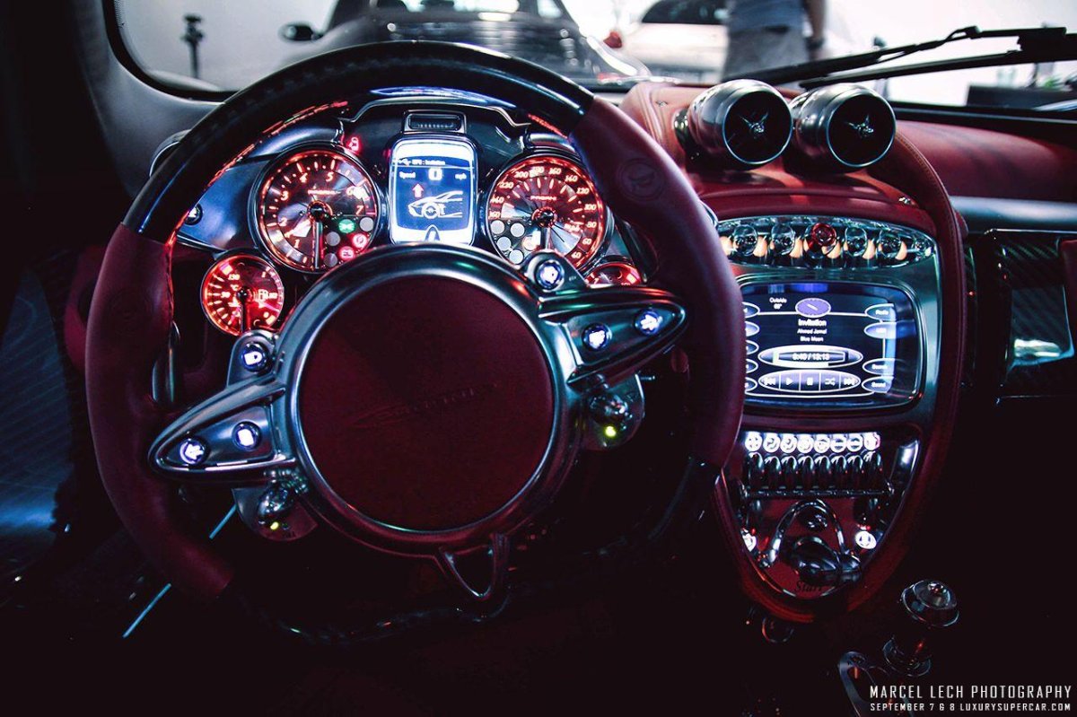 Pagani Huayra приборка