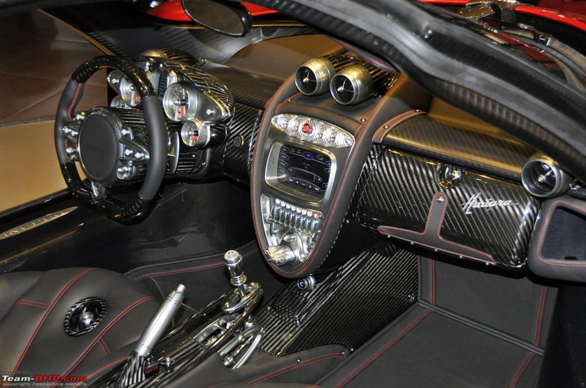 Машина Pagani Huayra салон