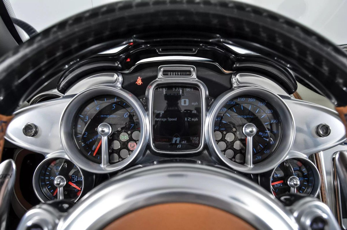 Pagani Huayra приборка