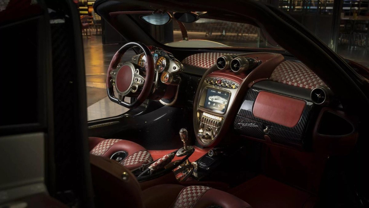 Pagani Huayra Roadster салон