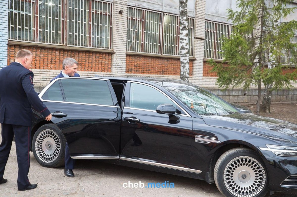 Машина главы Чувашии Николаева