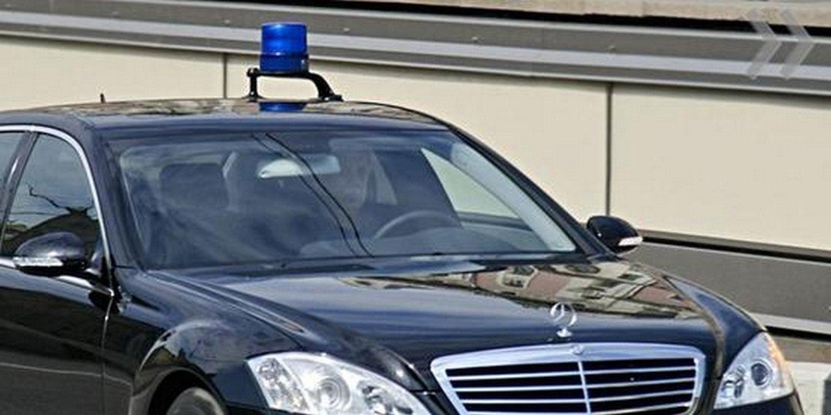 Мерседес с 200 черный с мигалками