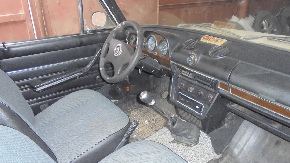 ВАЗ 2106 черный салон