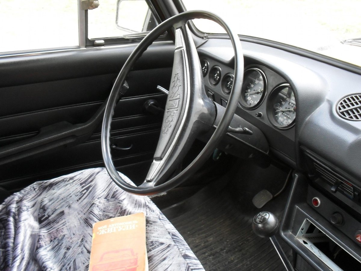 ВАЗ 2106 черный салон