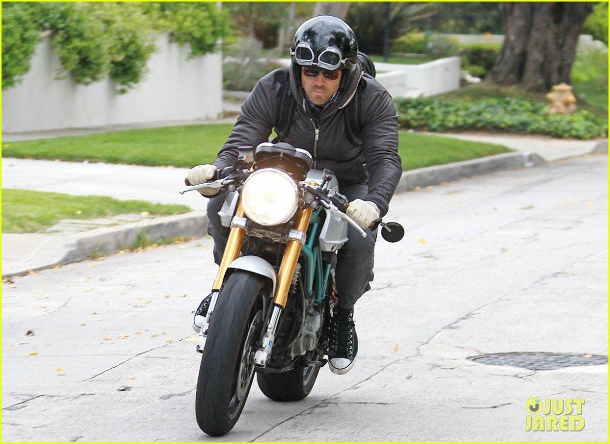 Райан Рейнольдс на мотоцикле