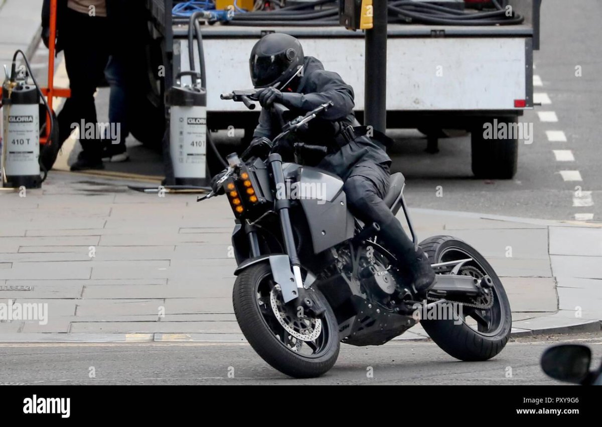 Форсаж Хоббс и шоу мотоцикл