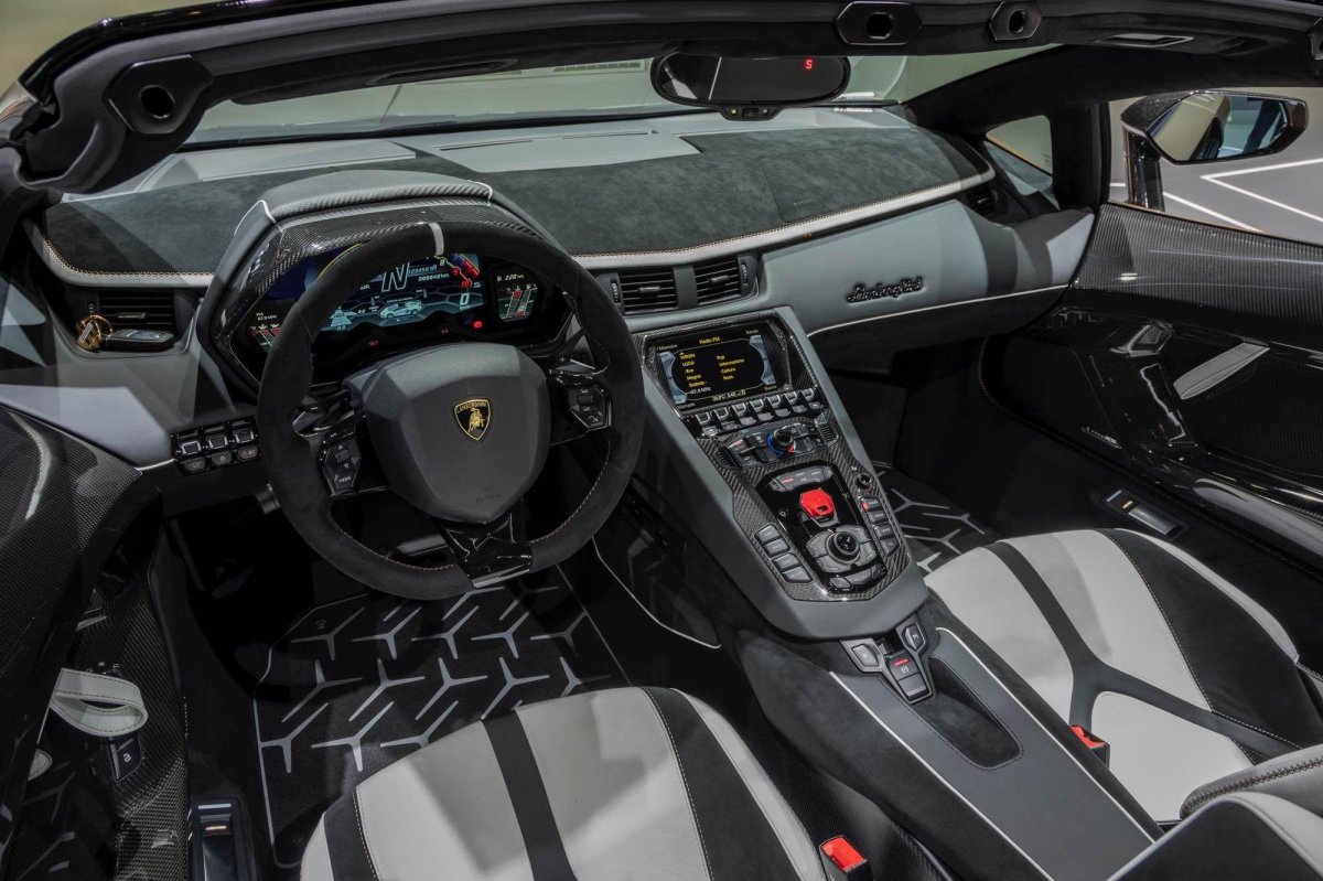 Lamborghini Aventador 2021 салон