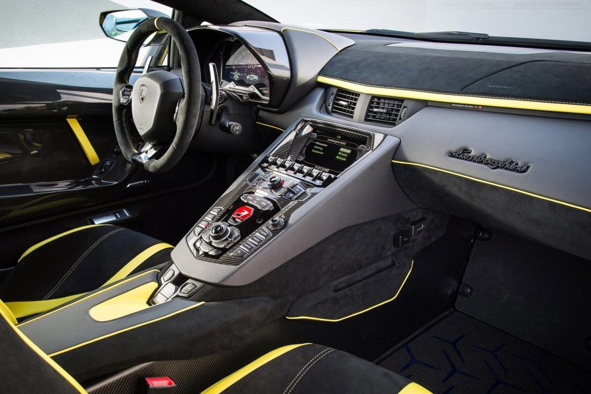 Lamborghini Aventador 2021 салон