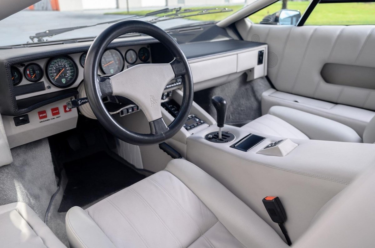 Lamborghini Countach 25th Anniversary салон
