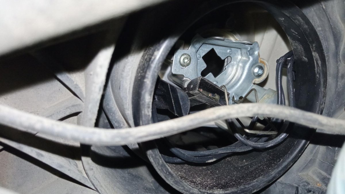 Лампа ближнего света Рено Меган 2