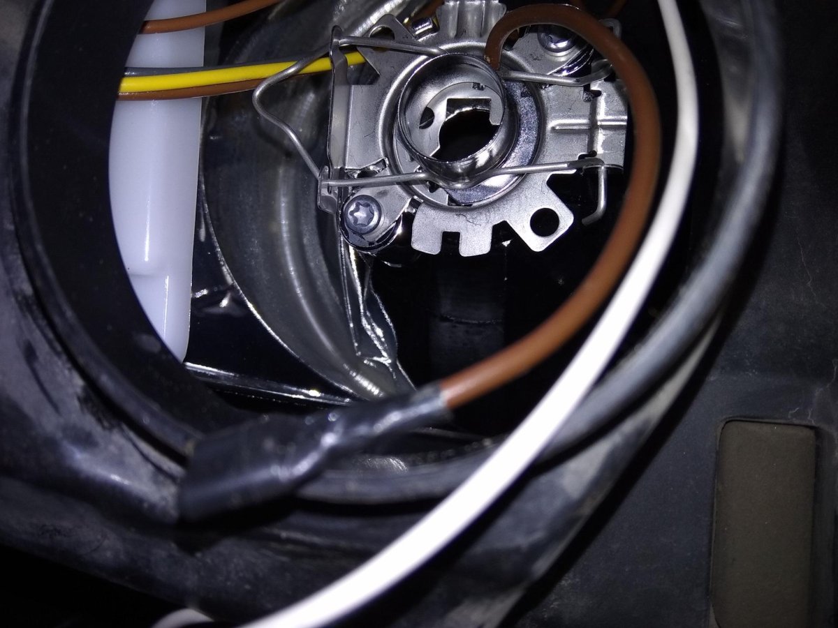 Держатель лампы ближнего света Рено Дастер