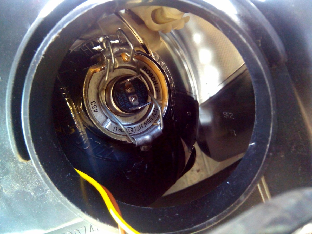 Крепление лампы ближнего света Пежо 308