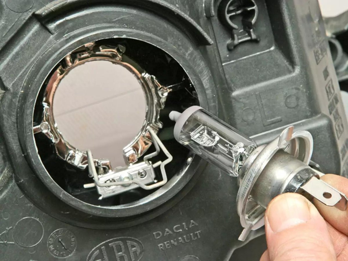 Лампа ближнего света Рено Логан 2021