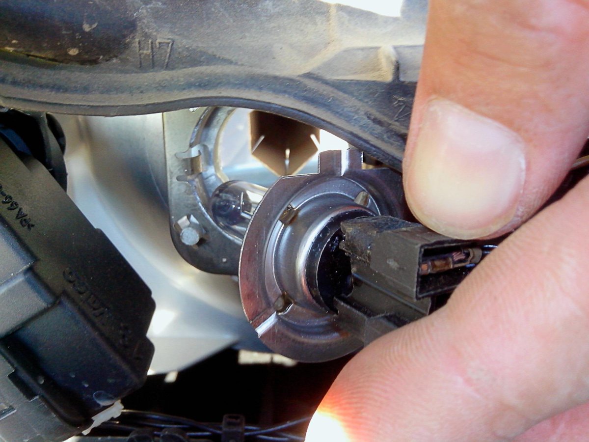 Цоколь лампы ближнего света Opel Corsa c 2008