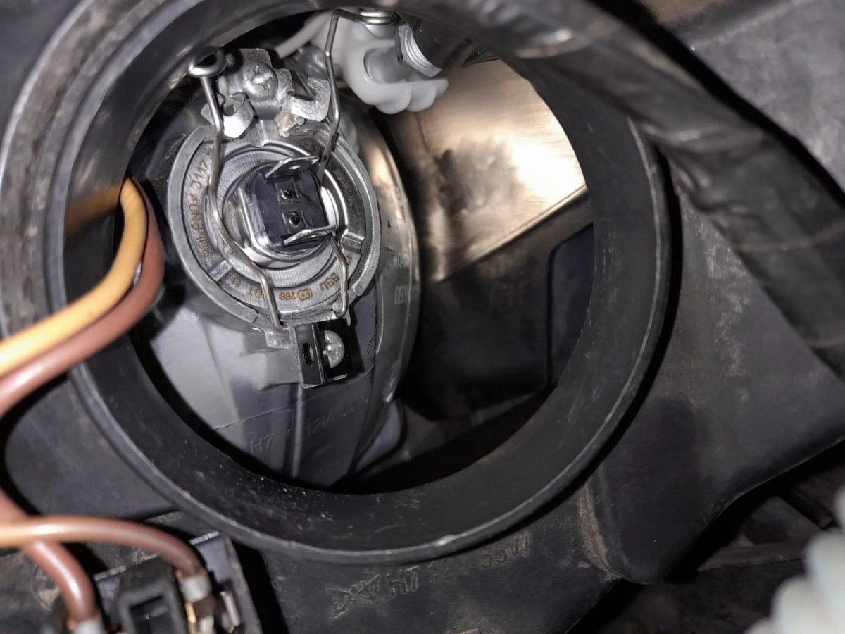 Peugeot 308 крепеж лампы ближнего света