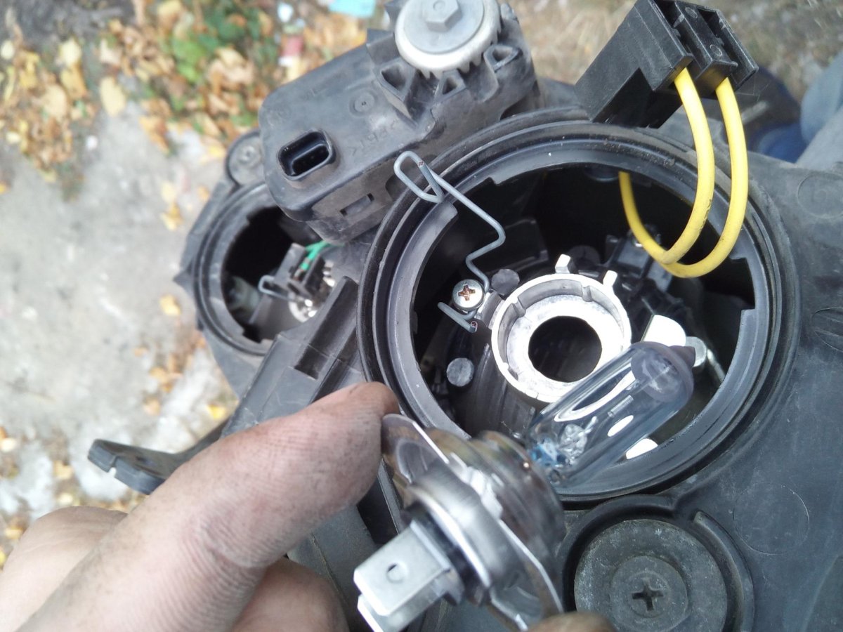 Крепеж лампы ближнего света SSANGYONG