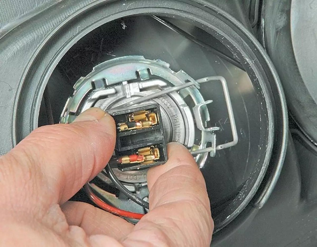 Лампа ближнего света ВАЗ 2170 Приора