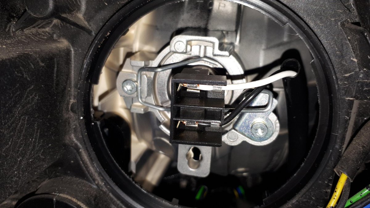 Лампочка ближнего света Лада Веста