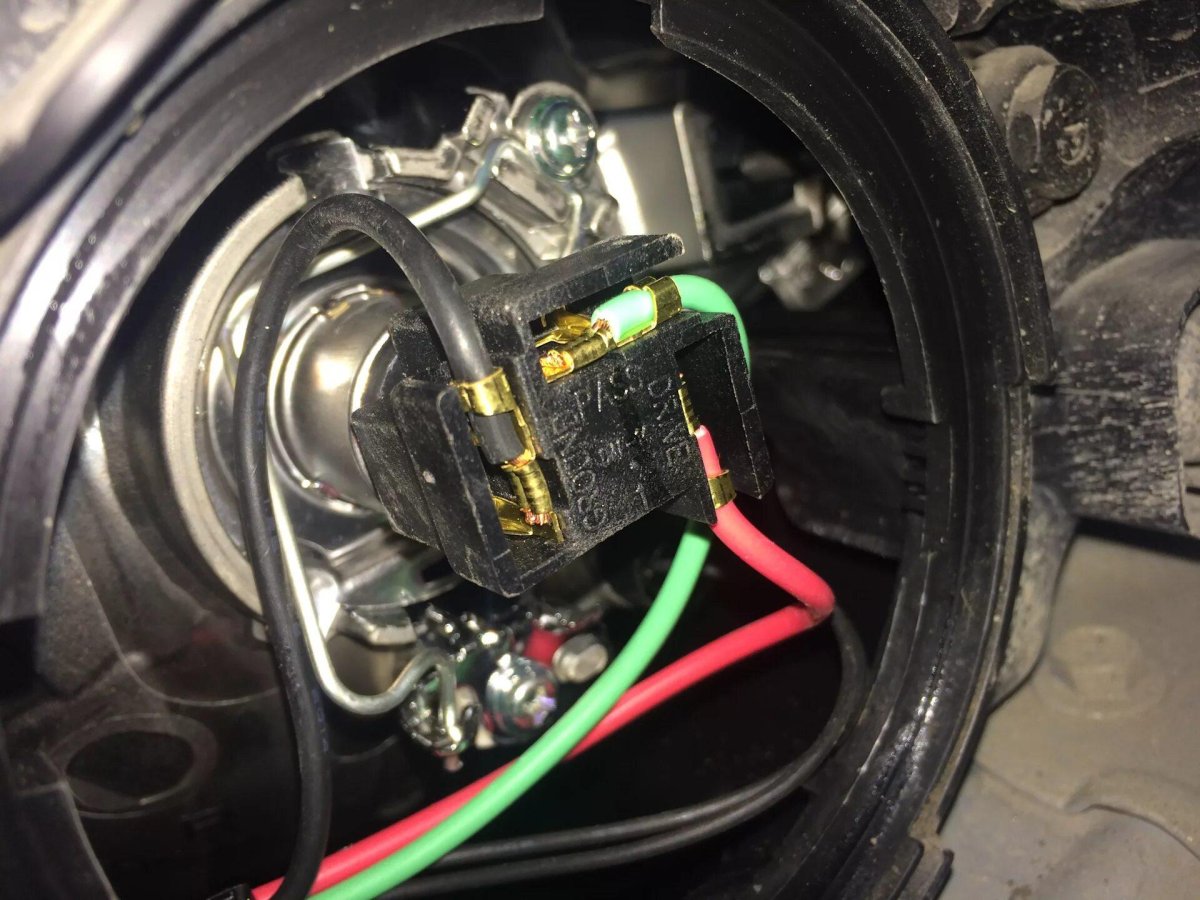 Штекер лампы h4 Солярис 2013