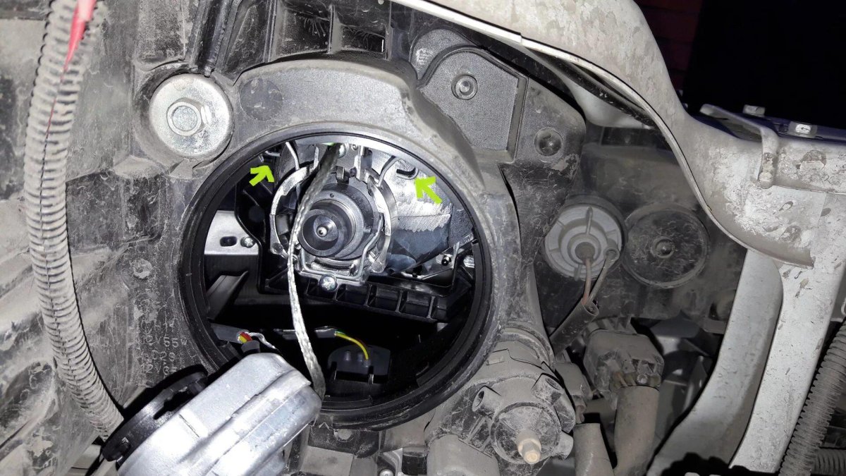 Лампа ближнего света Пежо 4007