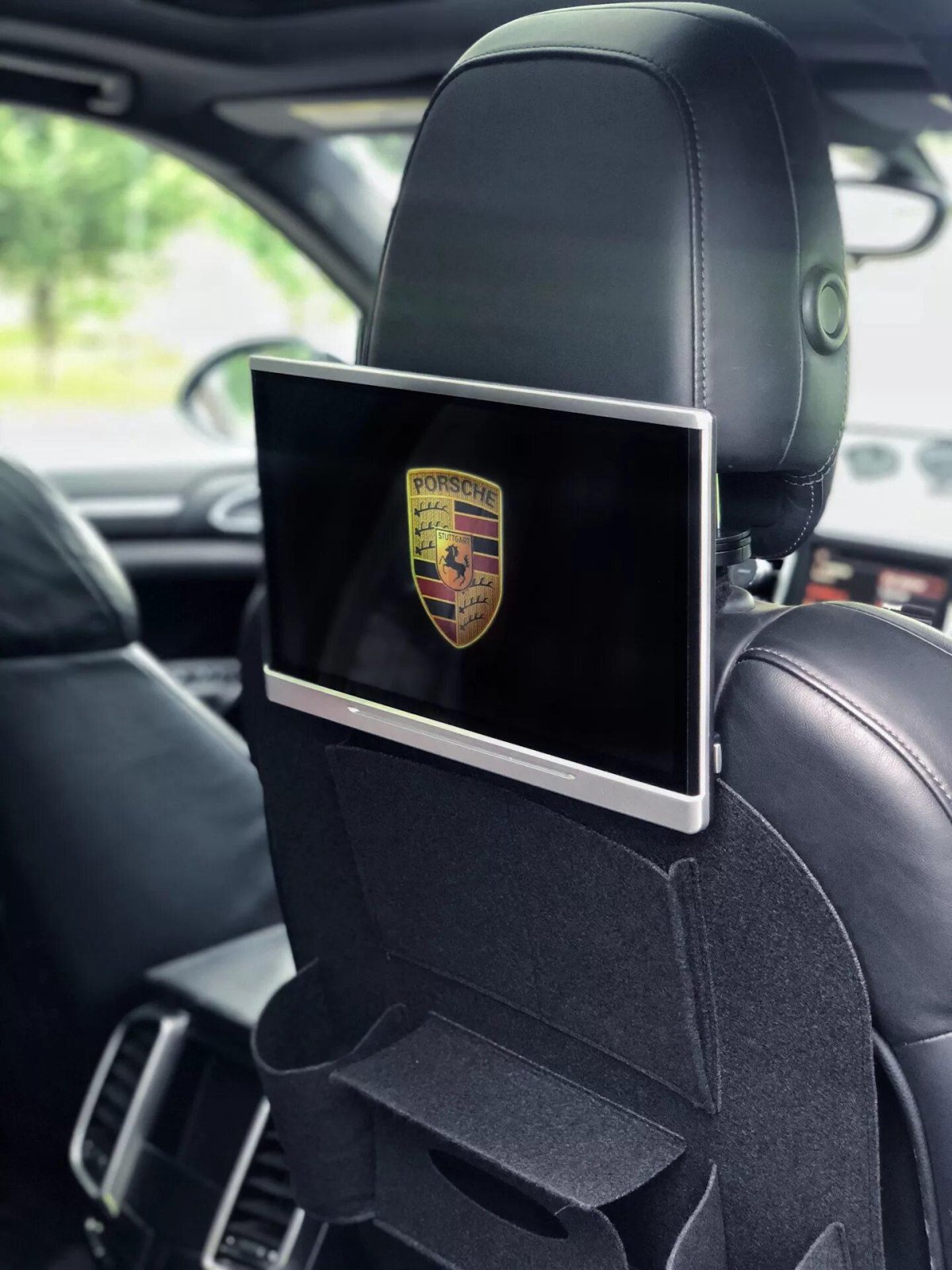 Монитор в подголовник на Porsche Cayenne 958