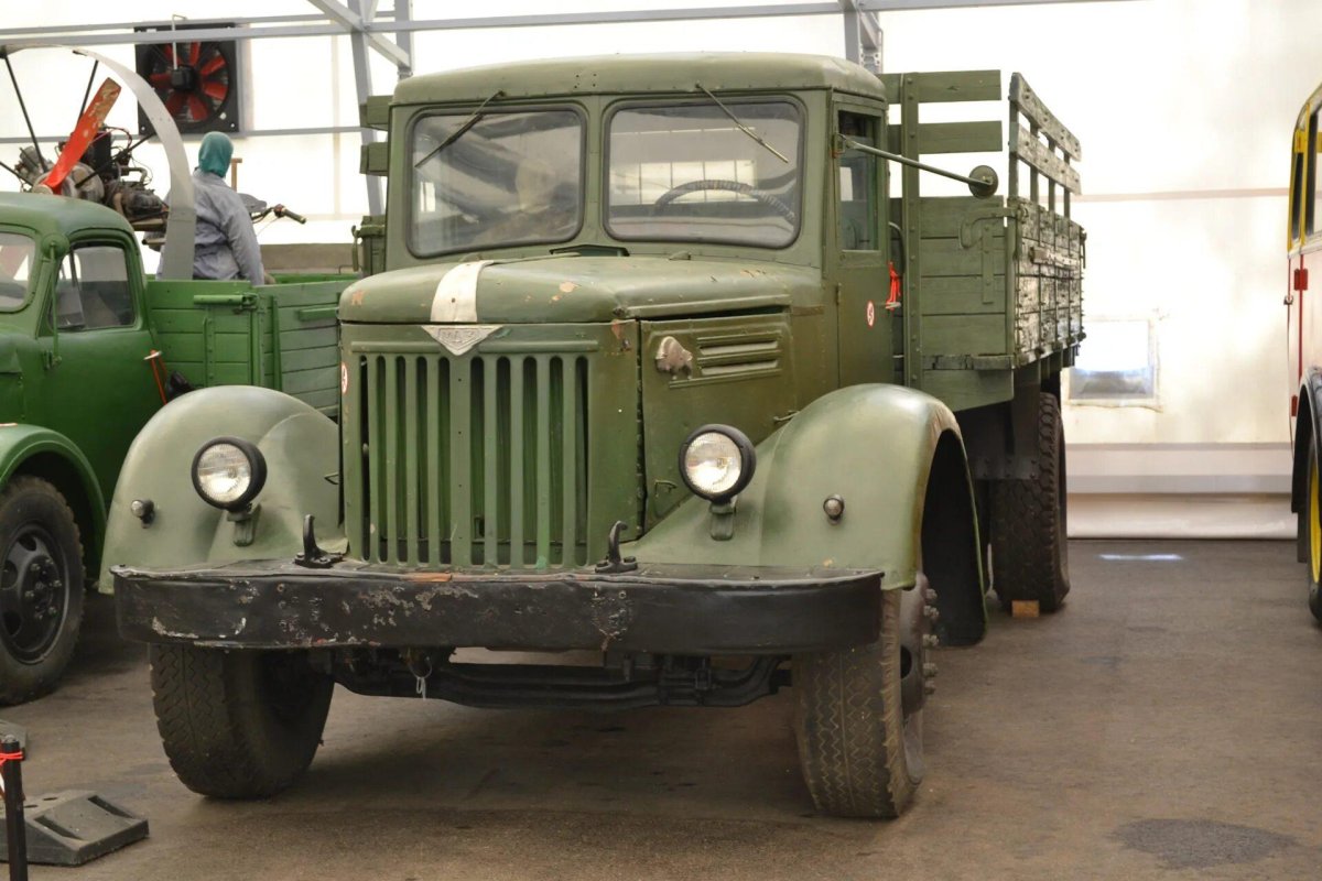 Грузовик МАЗ 200