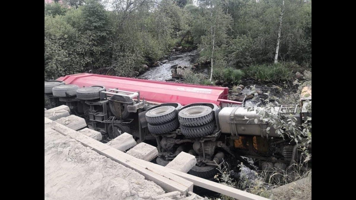 Самосвал в реке