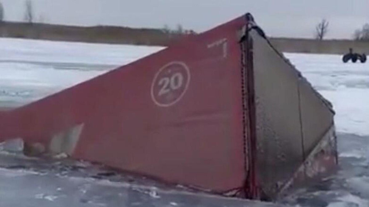 Утонувшая фура