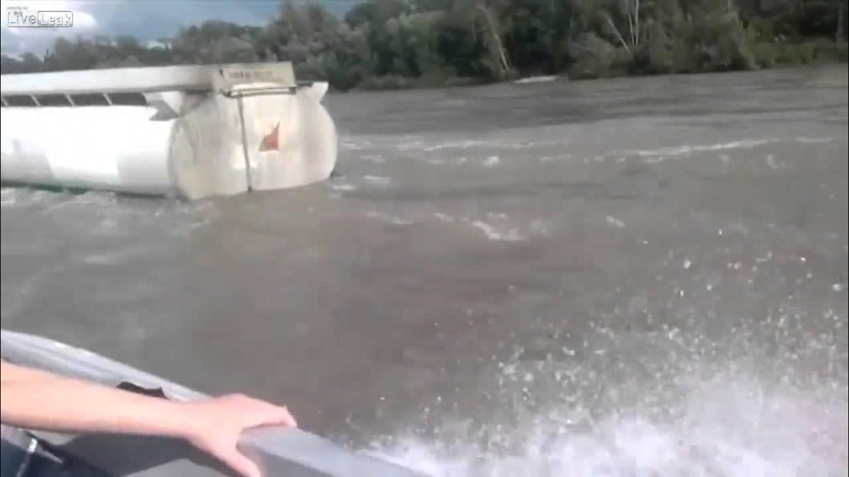 КАМАЗ плывет по реке