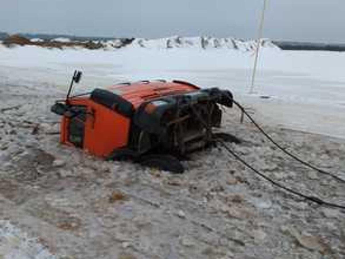 КАМАЗ провалился на зимнике