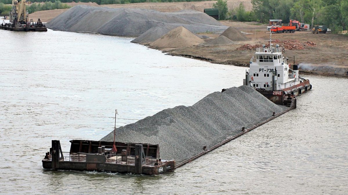 Баржа с песком