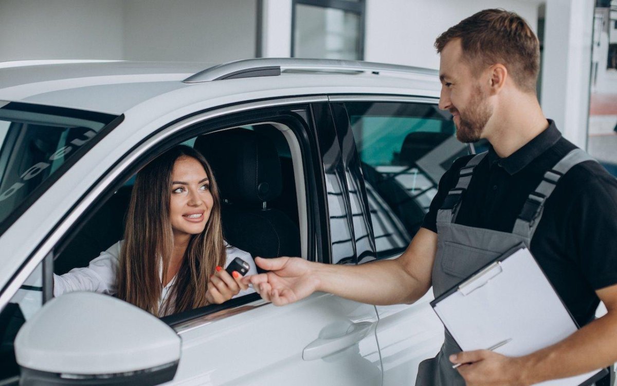 Женщина любит машину