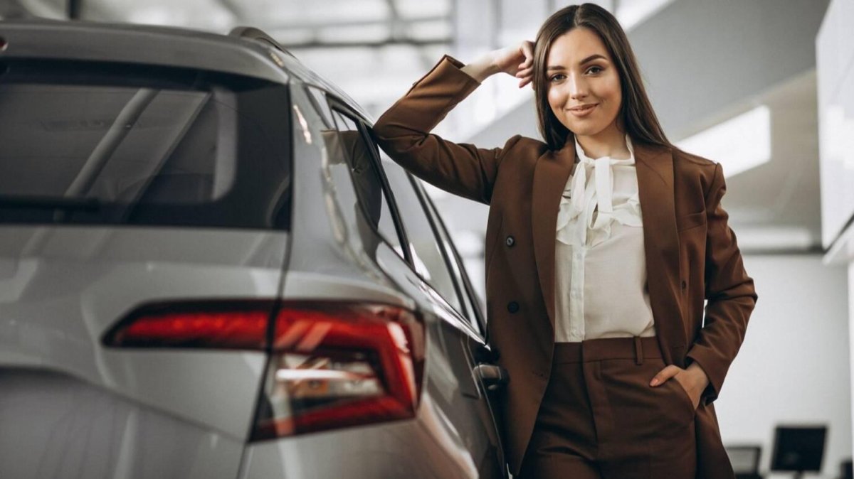 Девушка выбирает авто